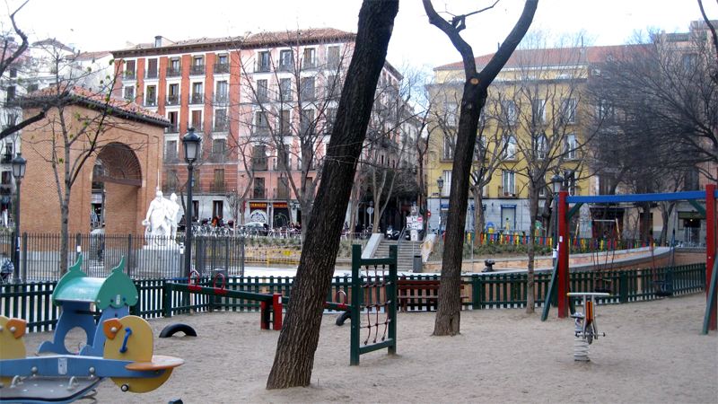 Parque infantil en la plaza del Dos de Mayo