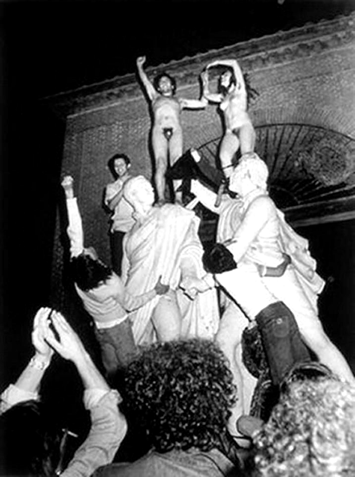 Imagen icnica de la movida madrilea en plaza del Dos de Mayo. 1976