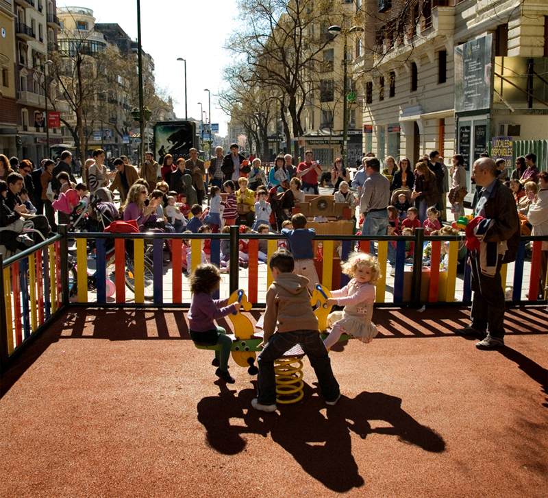 Parque infantil en la calle de Fuencarral
