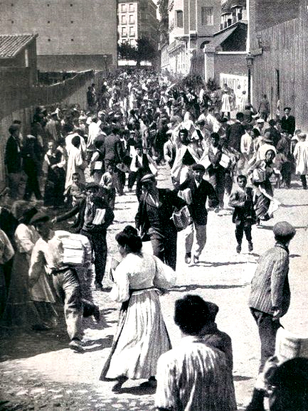 Salida de la edicin de la revista NueVo Mundo en 1908 en la calle Larra