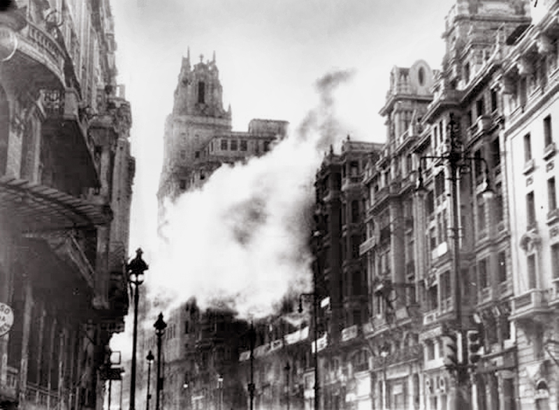 Bombas sobre la Telefnica en la Gran Va madrilea