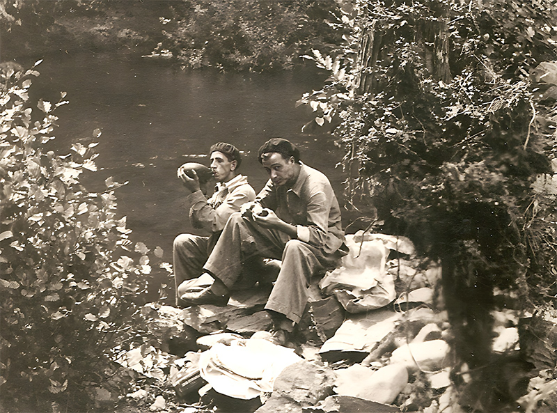 Mi padre y Daniel tomando un bocado