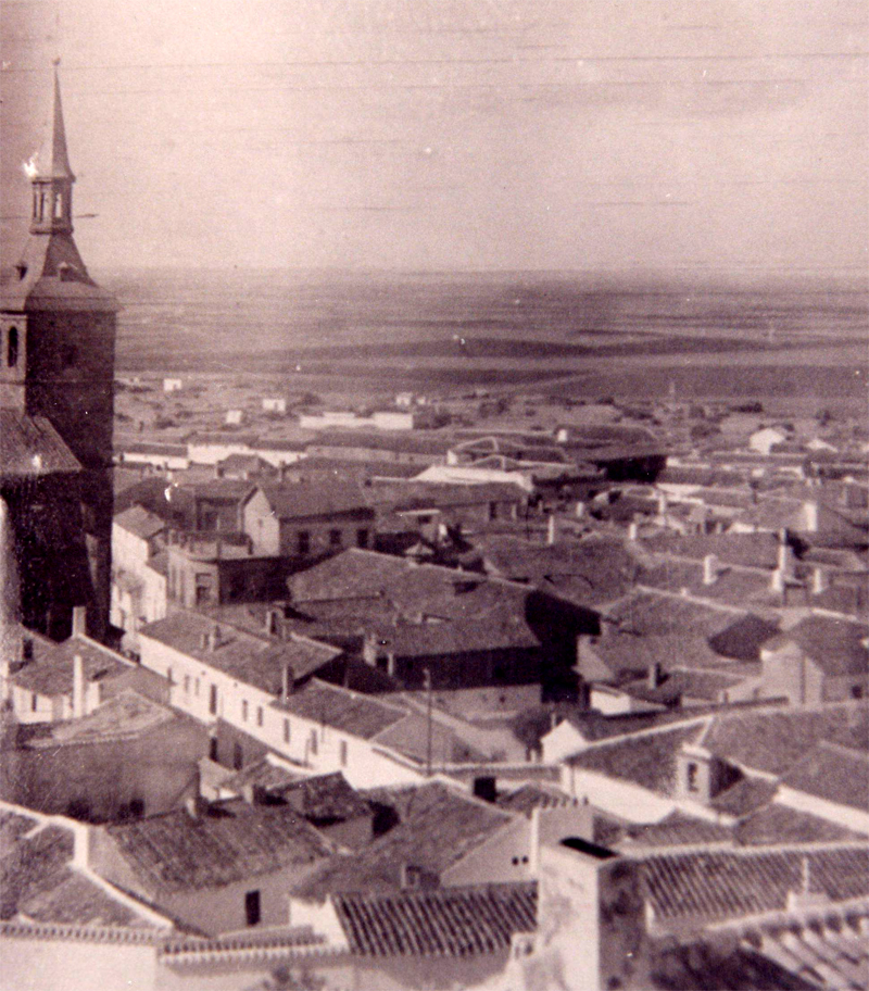 Antigua iglesia parroquial. La torre sobresaliendo por encima del casero