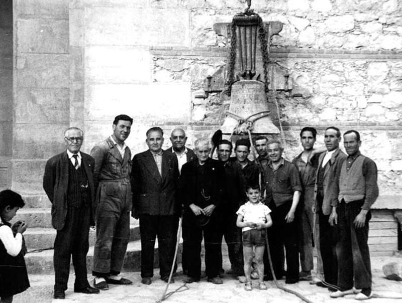 Subida de una de las campanas. 25 de mayo de 1962