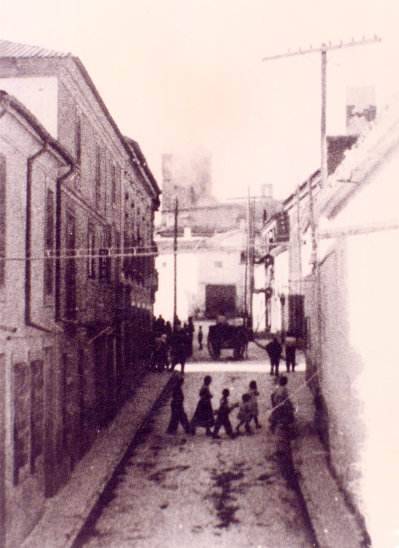 Antigua iglesia parroquial. Incendio en agosto de 1936. La torre desde la calle de la Tercia